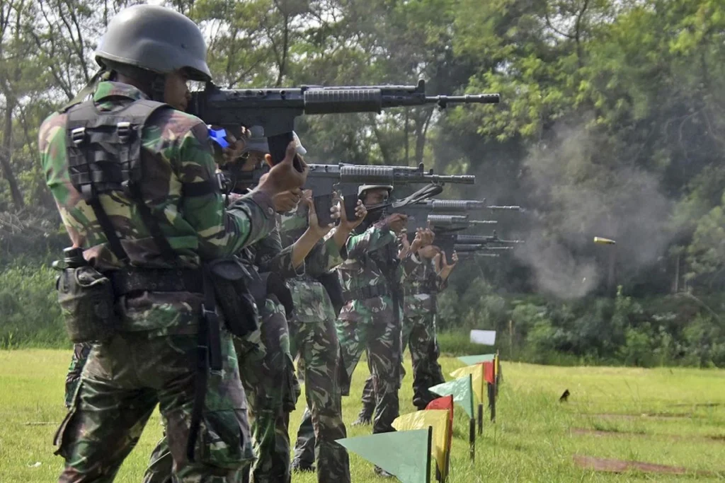 Mengapa TNI Selalu Bersiap Siaga dengan Senjata ditangan